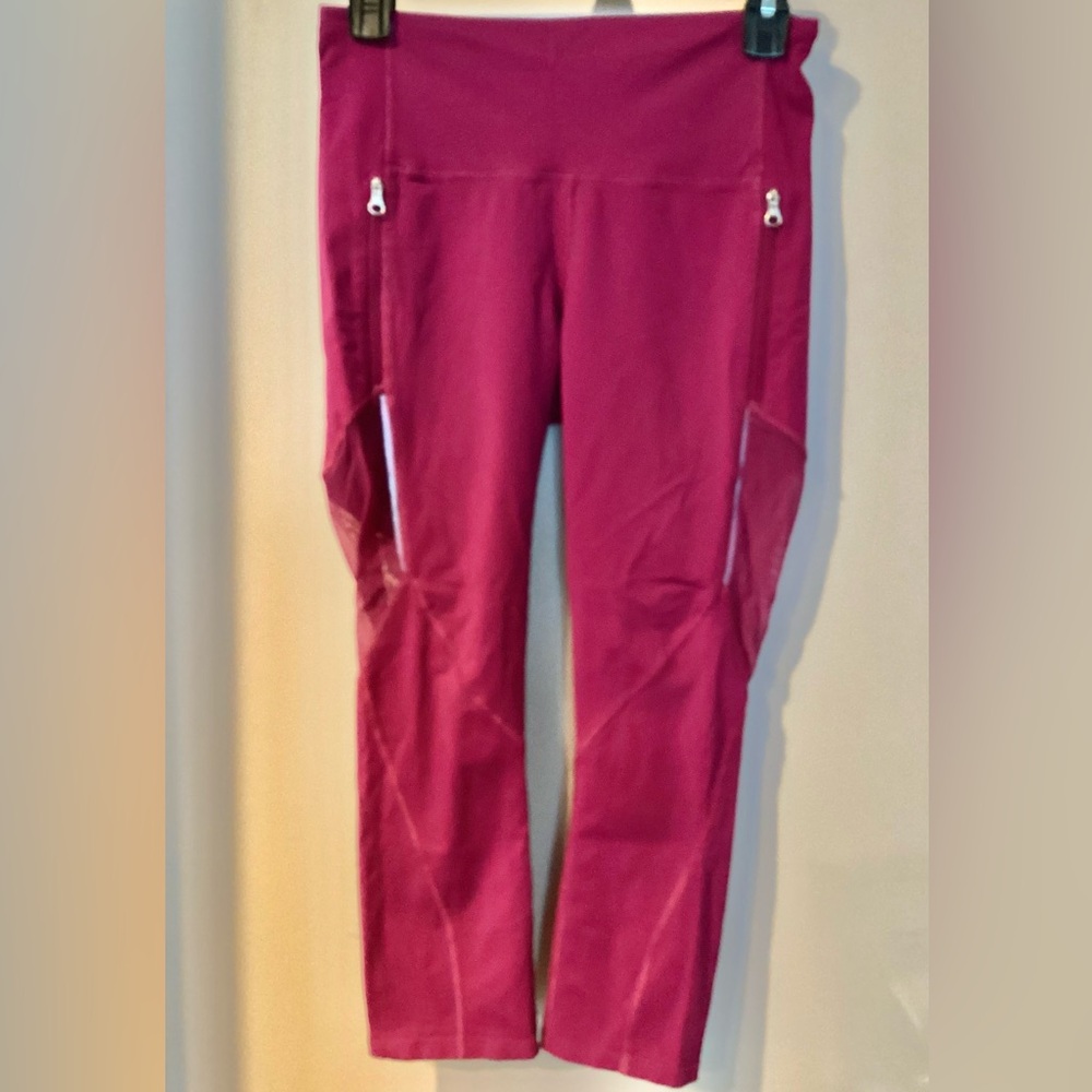 Lululemon Capri Athletic Leggings w Mesh Side Panels Sz 6 Fuchsia Pink